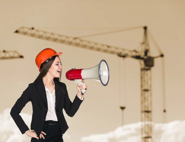 Kvinna-builder i hardhat — Stockfoto