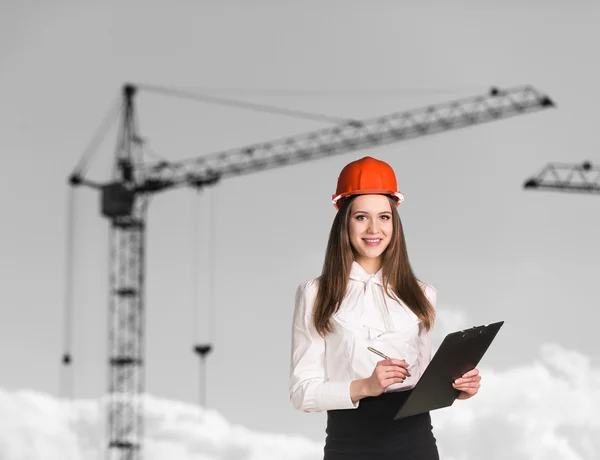 Leende kvinna-builder i hardhat — Stockfoto