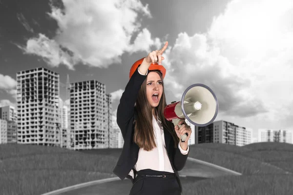 Woman in hardhat screaming in megaphone — Stock Photo, Image