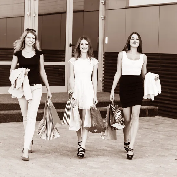 Mulheres jovens depois de fazer compras — Fotografia de Stock