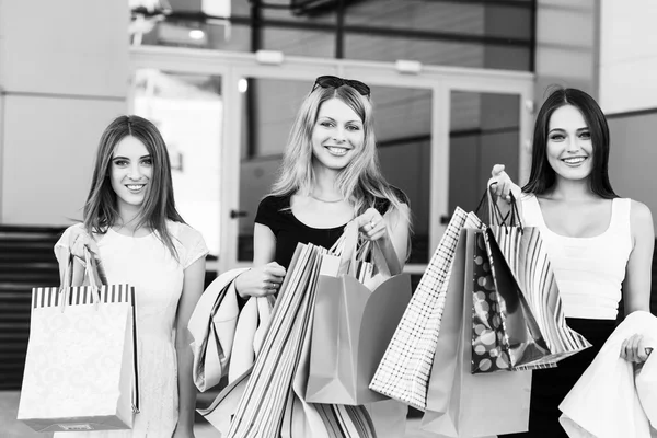 Mulheres jovens depois de fazer compras — Fotografia de Stock