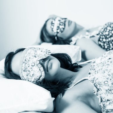 Ttwo güzel kadınlar yatakta