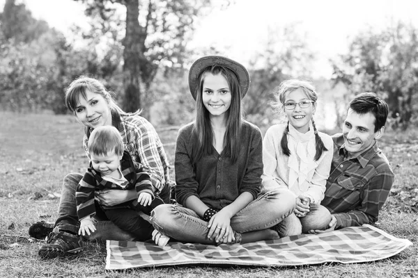 Gelukkig gezin buiten — Stockfoto