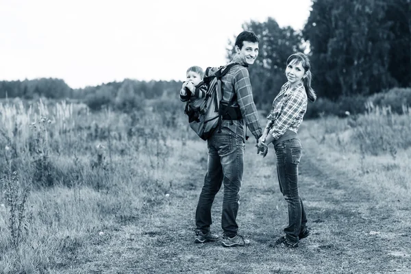 Junge im Rucksack — Stockfoto