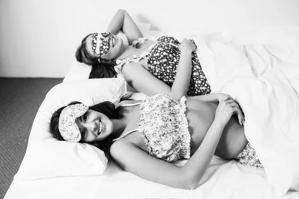 Twee mooie vrouwen in het bed — Stockfoto