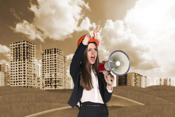 Mujer en hardhat gritando en megáfono —  Fotos de Stock