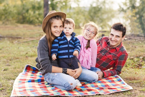 Dışarıda mutlu bir aile — Stok fotoğraf