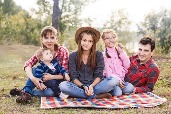 Счастливая семья на открытом воздухе — стоковое фото