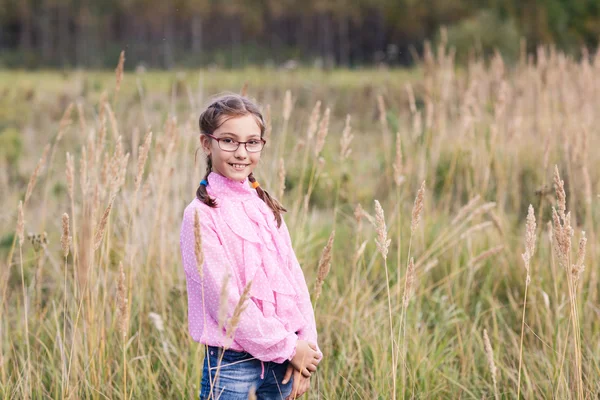 Menina adorável em óculos — Fotografia de Stock