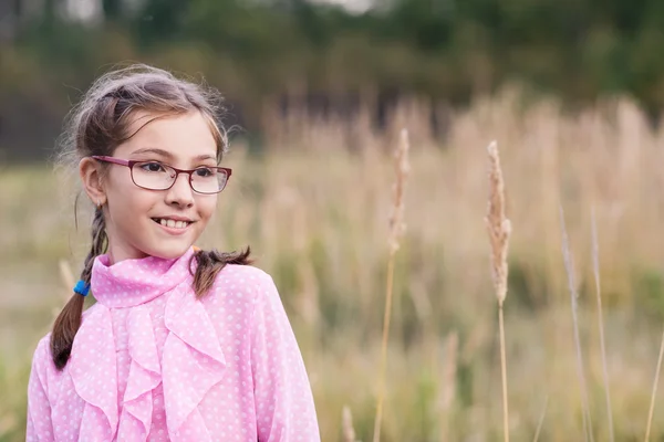 Roztomilá dívka v brýlích — Stock fotografie