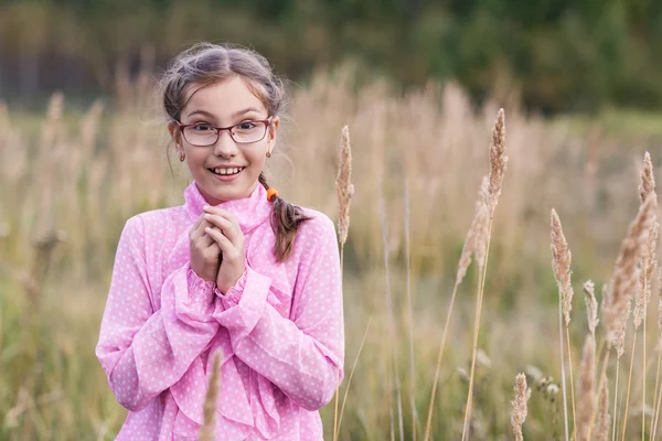 Entzückendes Mädchen mit Brille — Stockfoto