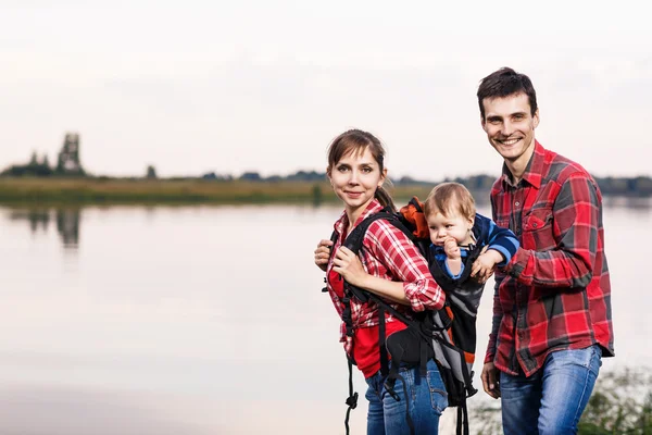 Dışarıda mutlu bir aile — Stok fotoğraf