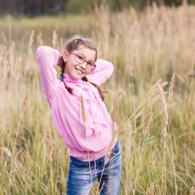 sevimli kız bardaklarda