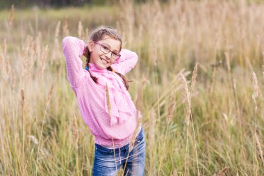 sevimli kız bardaklarda