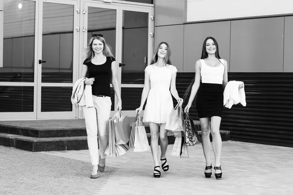 Mladé ženy po nakupování — Stock fotografie