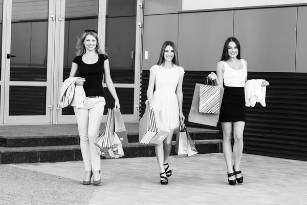 Jonge vrouwen na het winkelen — Stockfoto