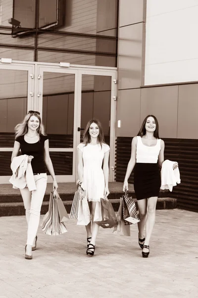 Jonge vrouwen na het winkelen — Stockfoto