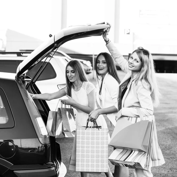 Grupo de meninas depois de fazer compras — Fotografia de Stock