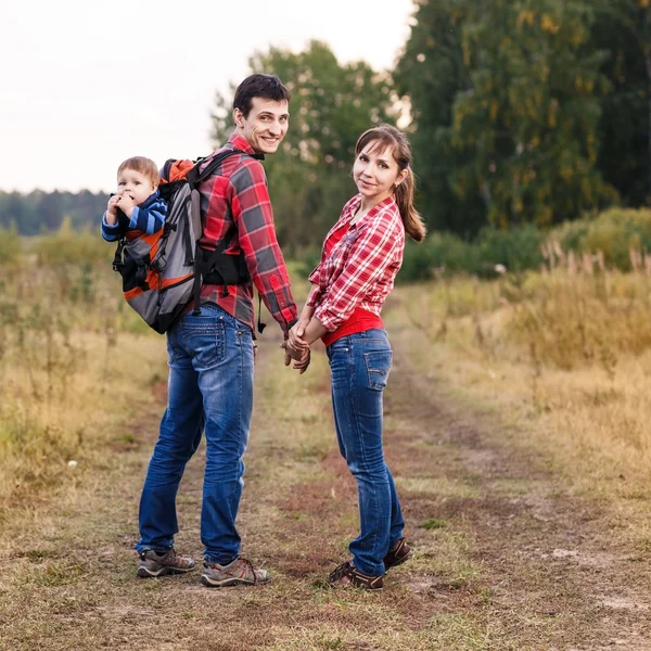 Baby pojke i ryggsäck — Stockfoto