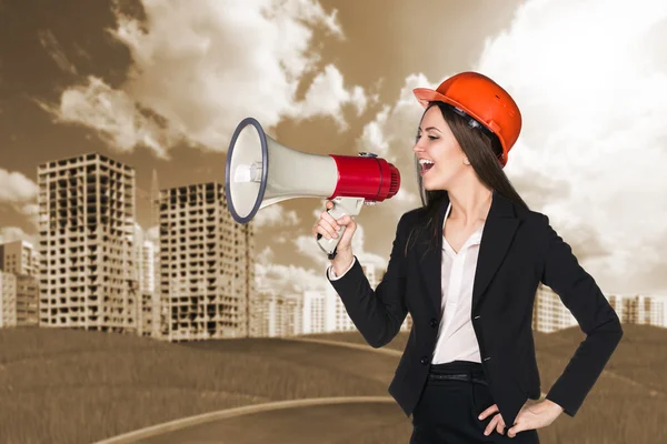 Mulher de chapéu duro com megafone — Fotografia de Stock