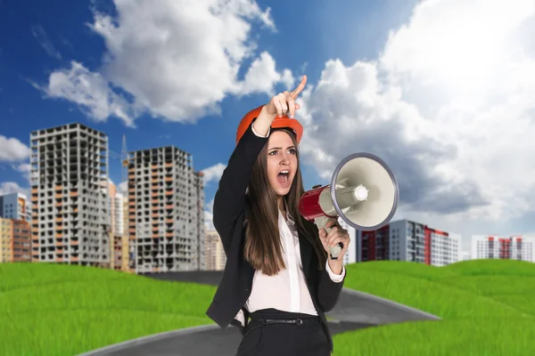 Mujer en hardhat gritando en megáfono — Foto de Stock