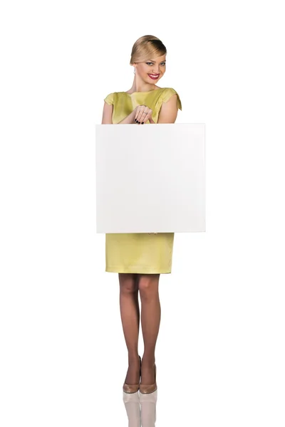 Mulher de negócios jovem bonita com placa em branco — Fotografia de Stock