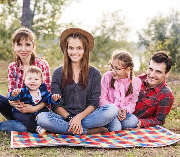 Famille heureuse en plein air — Photo