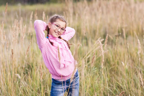 Roztomilá dívka v brýlích — Stock fotografie