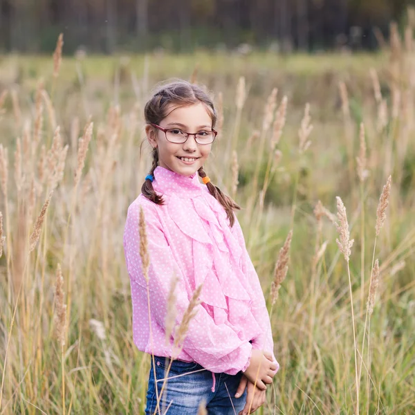 Schattig meisje in glazen — Stockfoto