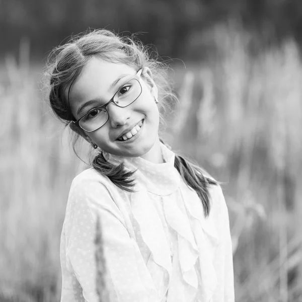 Bedårande flicka i glasögon — Stockfoto