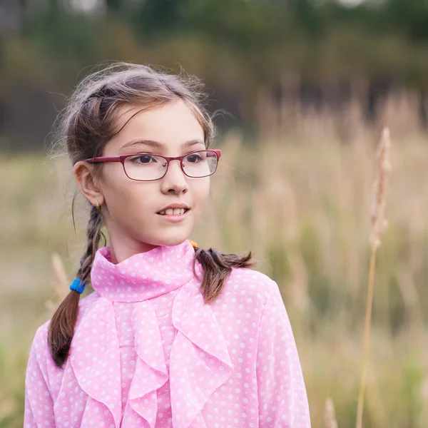 Menina adorável em óculos — Fotografia de Stock