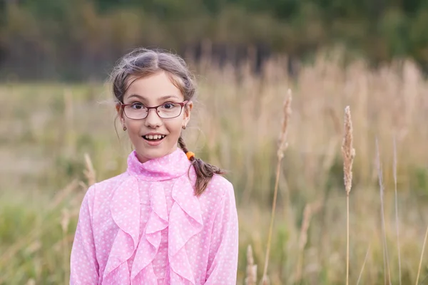 Entzückendes Mädchen mit Brille — Stockfoto