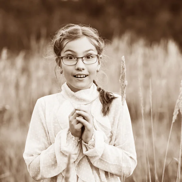 Entzückendes Mädchen mit Brille — Stockfoto