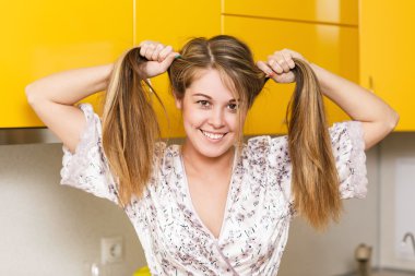 Genç mutlu oynak kız