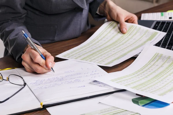 Cálculo en el escritorio de la oficina — Foto de Stock