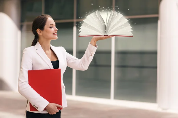 Zakenvrouw met een boek — Stockfoto