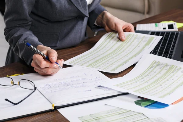 Cálculo en el escritorio de la oficina — Foto de Stock