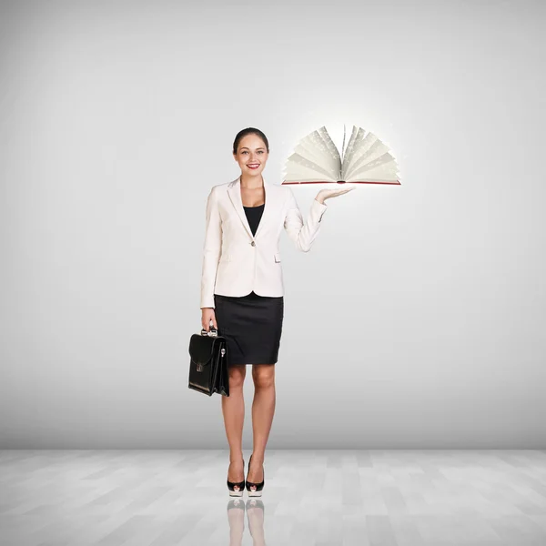 Бізнес-леді з книгою — стокове фото