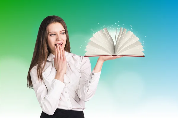 Empresaria con libro — Foto de Stock