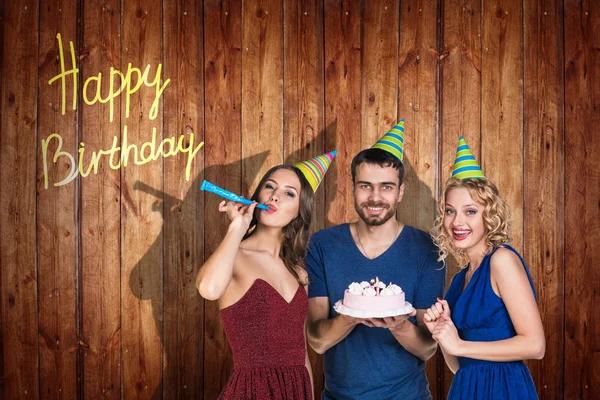 Grupo de jóvenes celebran feliz cumpleaños . — Foto de Stock