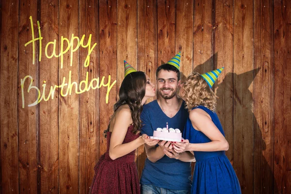 Groep jonge mensen vieren verjaardag. — Stockfoto