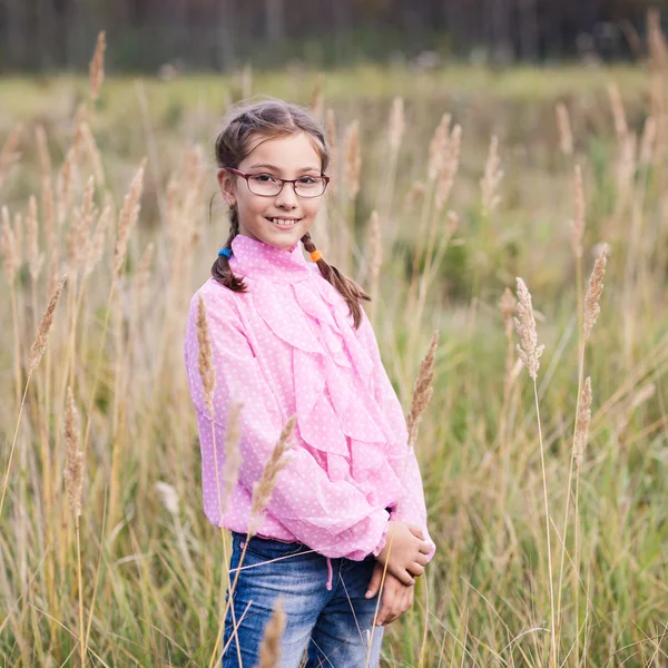 Schattig meisje in glazen — Stockfoto