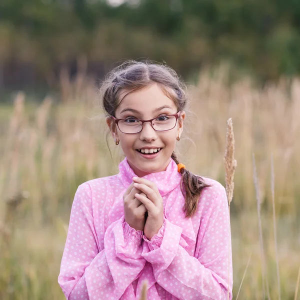 Menina adorável em óculos — Fotografia de Stock