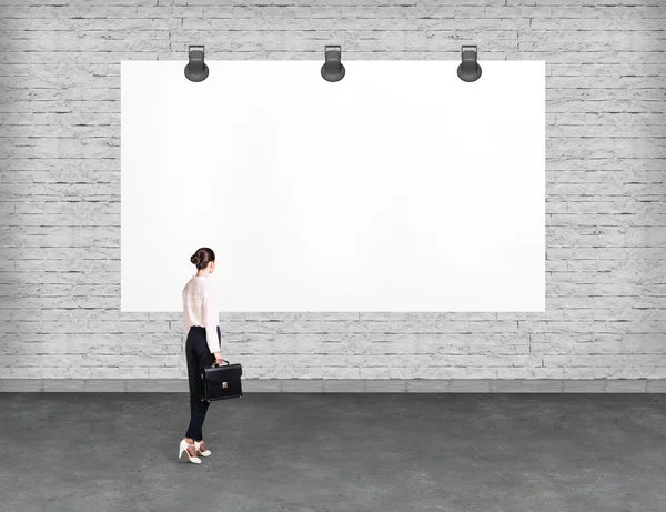 Elegante donna d'affari alla ricerca di banner . — Foto Stock