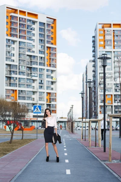 Mensen uit het bedrijfsleven wandelen langs gebouwen — Stockfoto