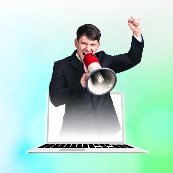 Бизнесмен кричит с мегафоном — стоковое фото