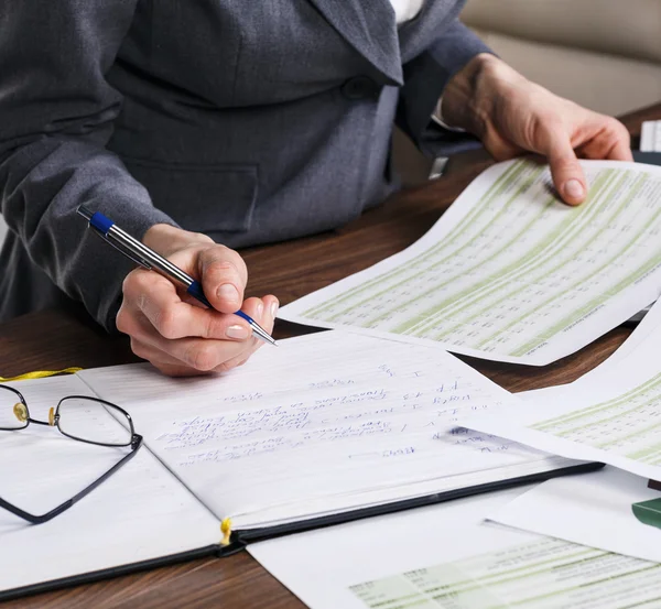 Calculating on the office desk — Stock Photo, Image