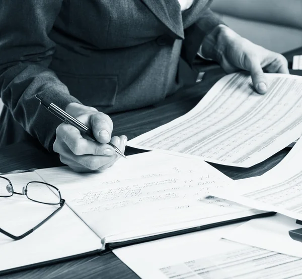 Rechnen auf dem Bürotisch — Stockfoto