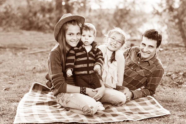 Famille heureuse en plein air — Photo