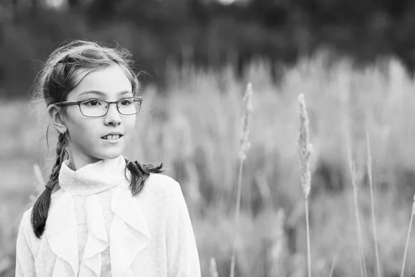 Menina adorável em óculos — Fotografia de Stock